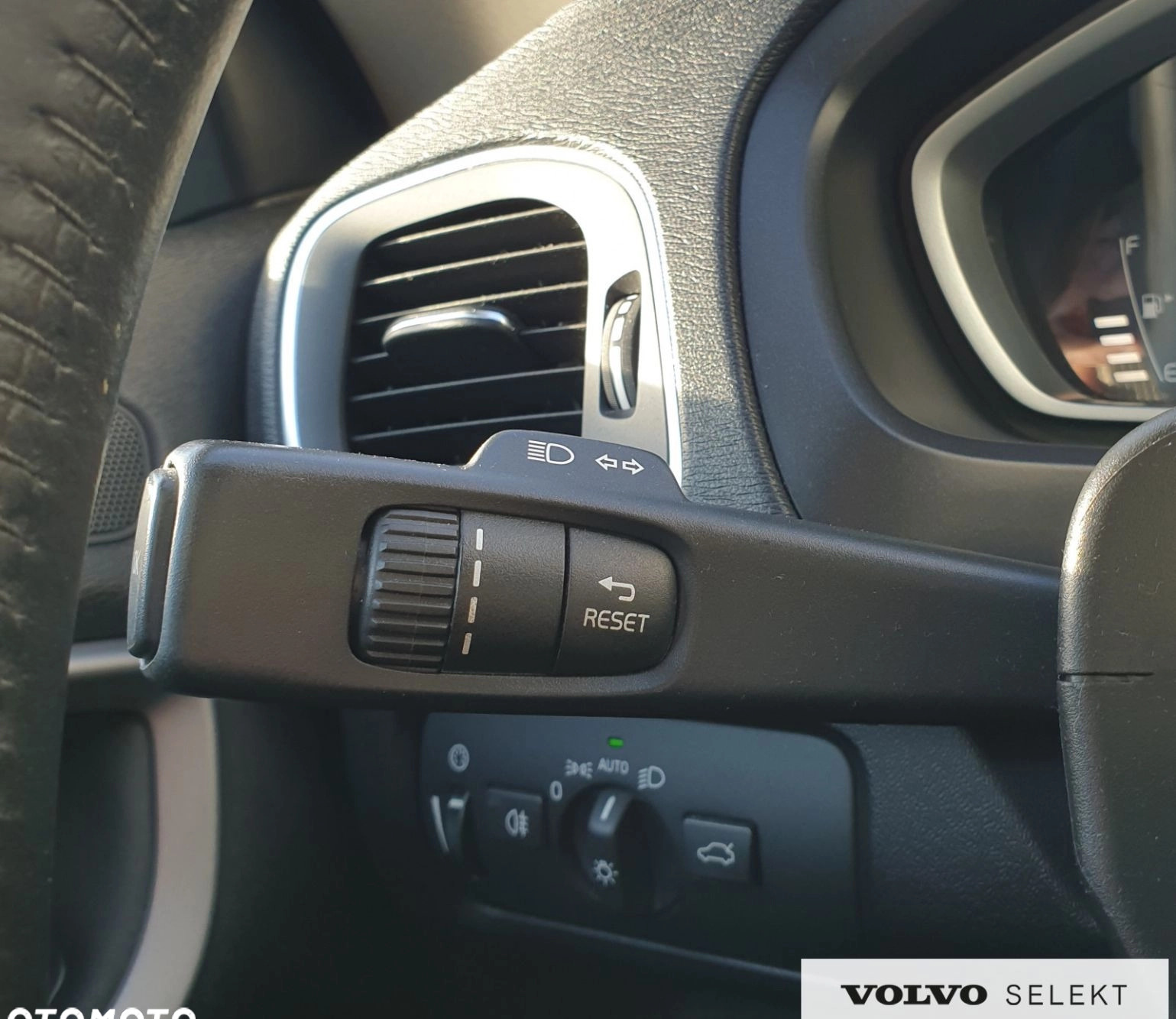 Volvo V40 cena 59900 przebieg: 190800, rok produkcji 2018 z Chojnice małe 172